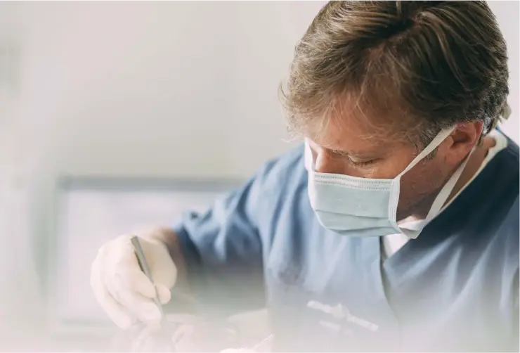 Zahnarzt bei einer endodontischen Behandlung in der Zahnarztpraxis Sandhofpassage Bad Soden – Wurzelkanalbehandlung für langfristige Zahnerhaltung