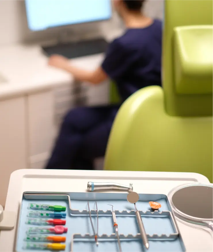 Zahnärztliches Prophylaxe-Instrumentenset und Praxisumgebung in der Zahnarztpraxis Sandhofpassage Bad Soden – professionelle Zahnreinigung und Vorsorgebehandlung