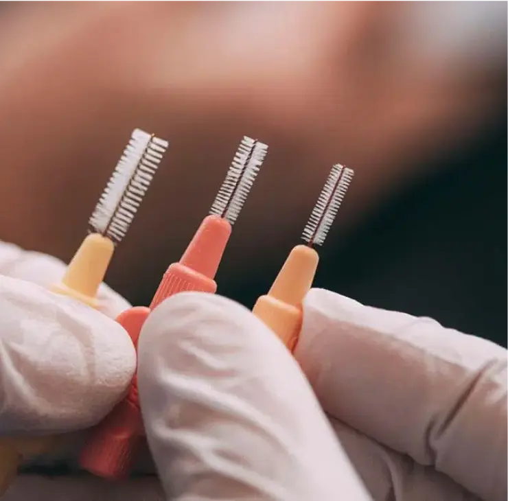 Nahaufnahme von Interdentalbürsten in verschiedenen Größen zur Implantat- und Zahnzwischenraumpflege in der Zahnarztpraxis Sandhofpassage Bad Soden.