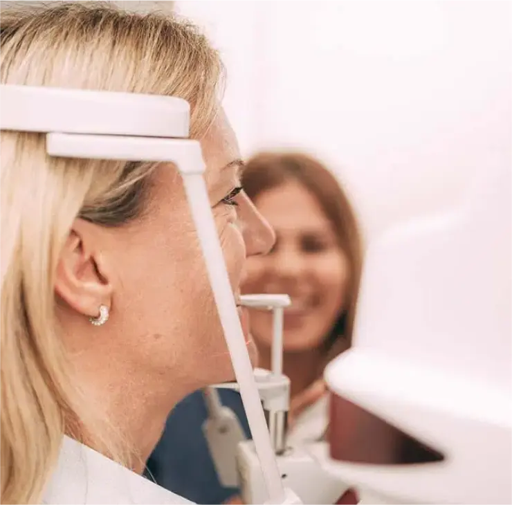 Patientin während einer digitalen Zahnabdruckerstellung mit moderner Röntgentechnologie in der Zahnarztpraxis Sandhofpassage Frankfurt.