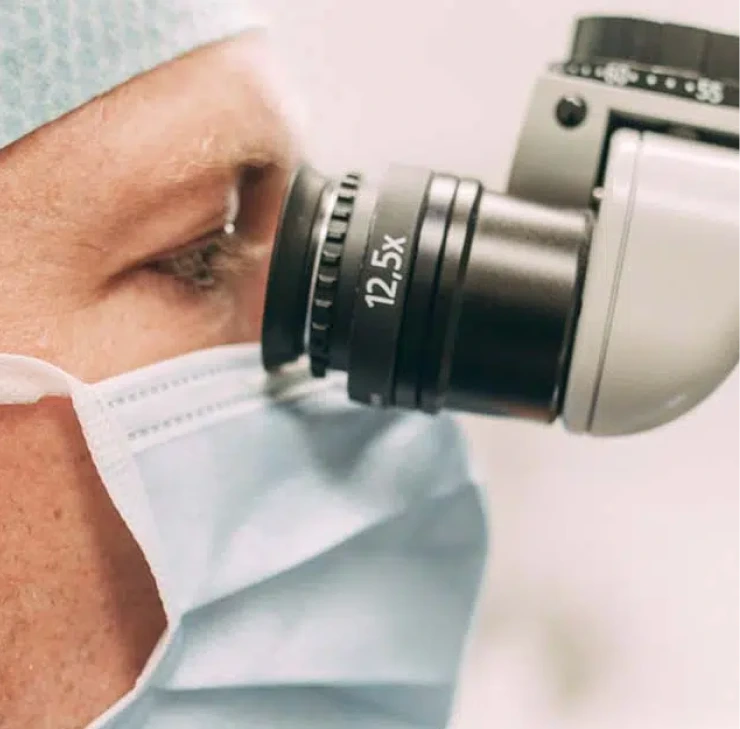 Zahnarzt in Bad Soden bei der Arbeit mit einem Dentalmikroskop – präzise Diagnostik und Behandlung dank moderner Vergrößerungstechnik
